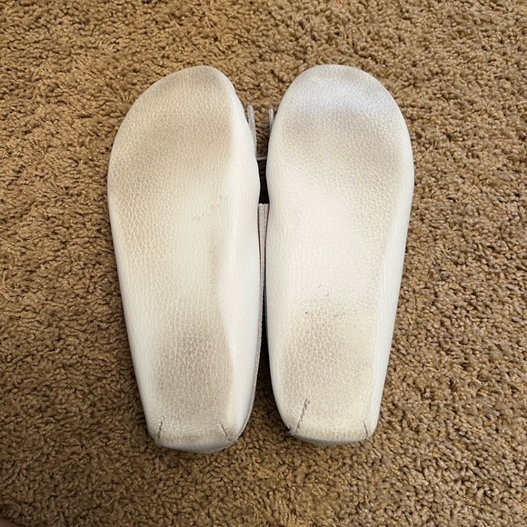 Minnetonka Moccasins - 7.5 - Picture 2 of 5